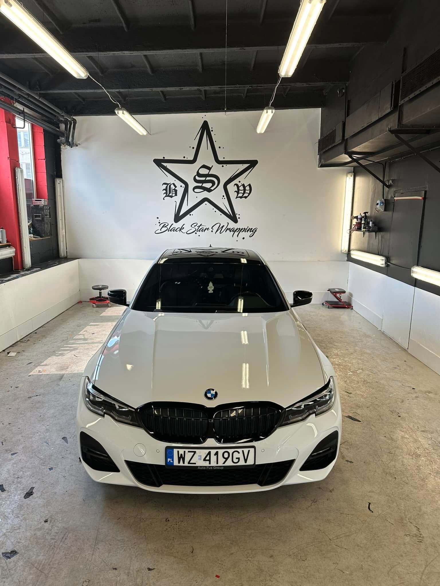 BMW serii 3 z dachem oklejonym czarną folią po korekcie lakieru