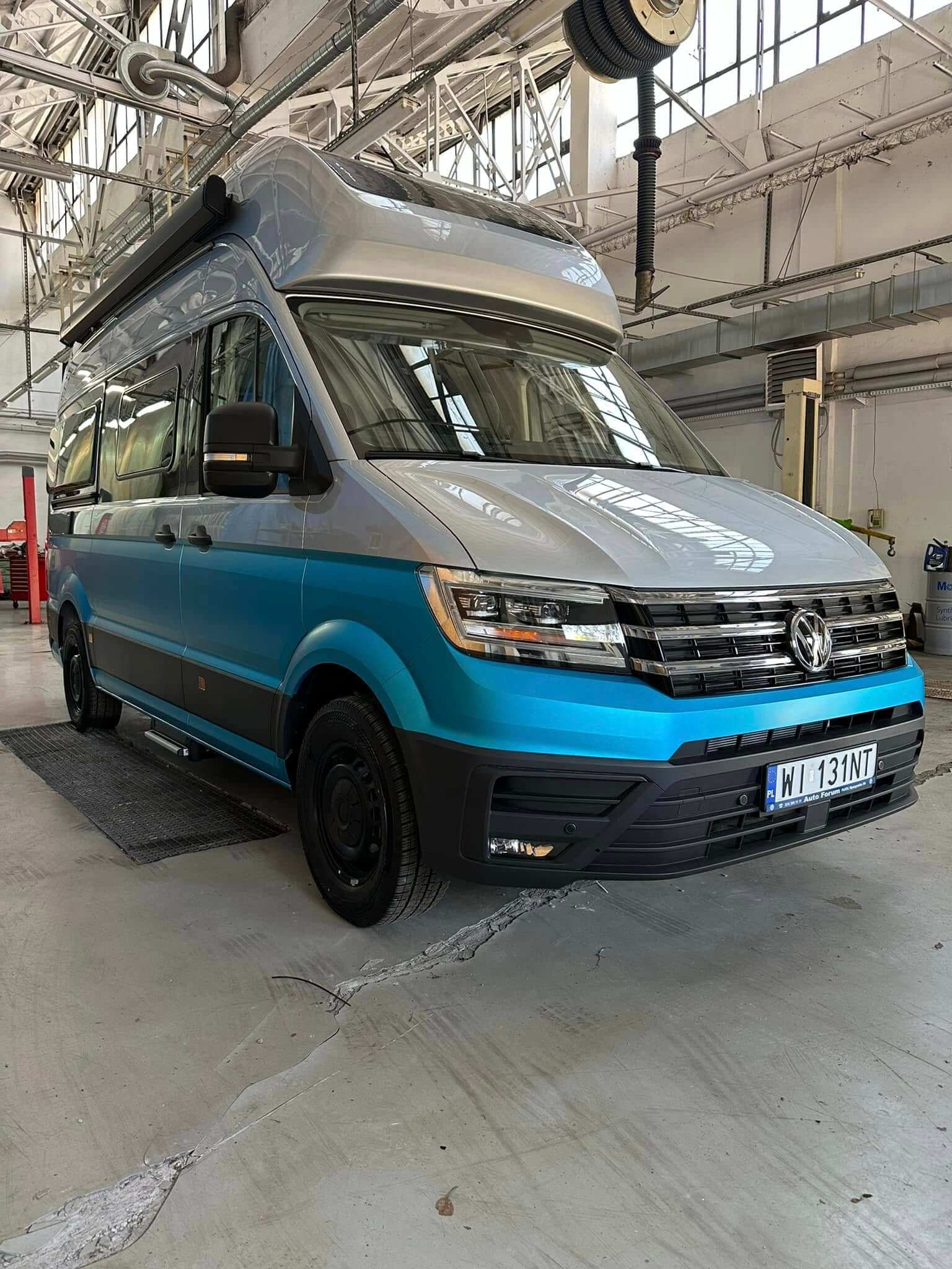 VW Crafter po zmianie koloru na folię 3M Satin Blue z ochroną przodu PPF
