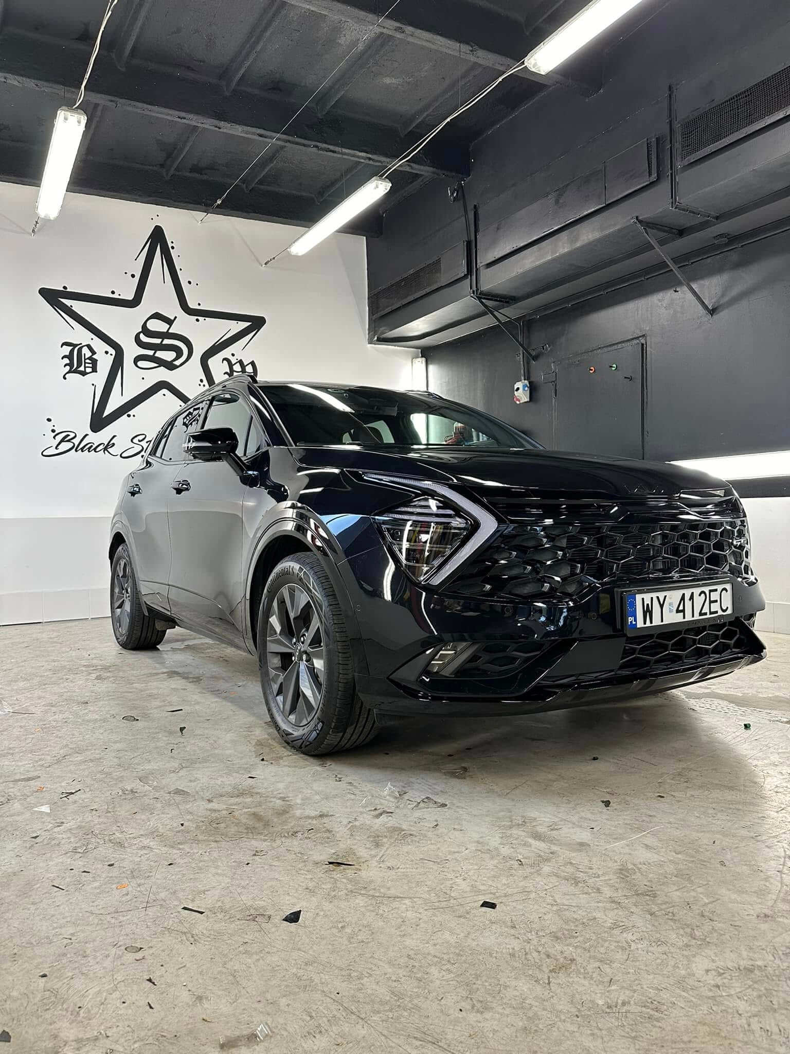 Kia Sportage po dechromingu i oklejeniu chromów czarną folią z PPF