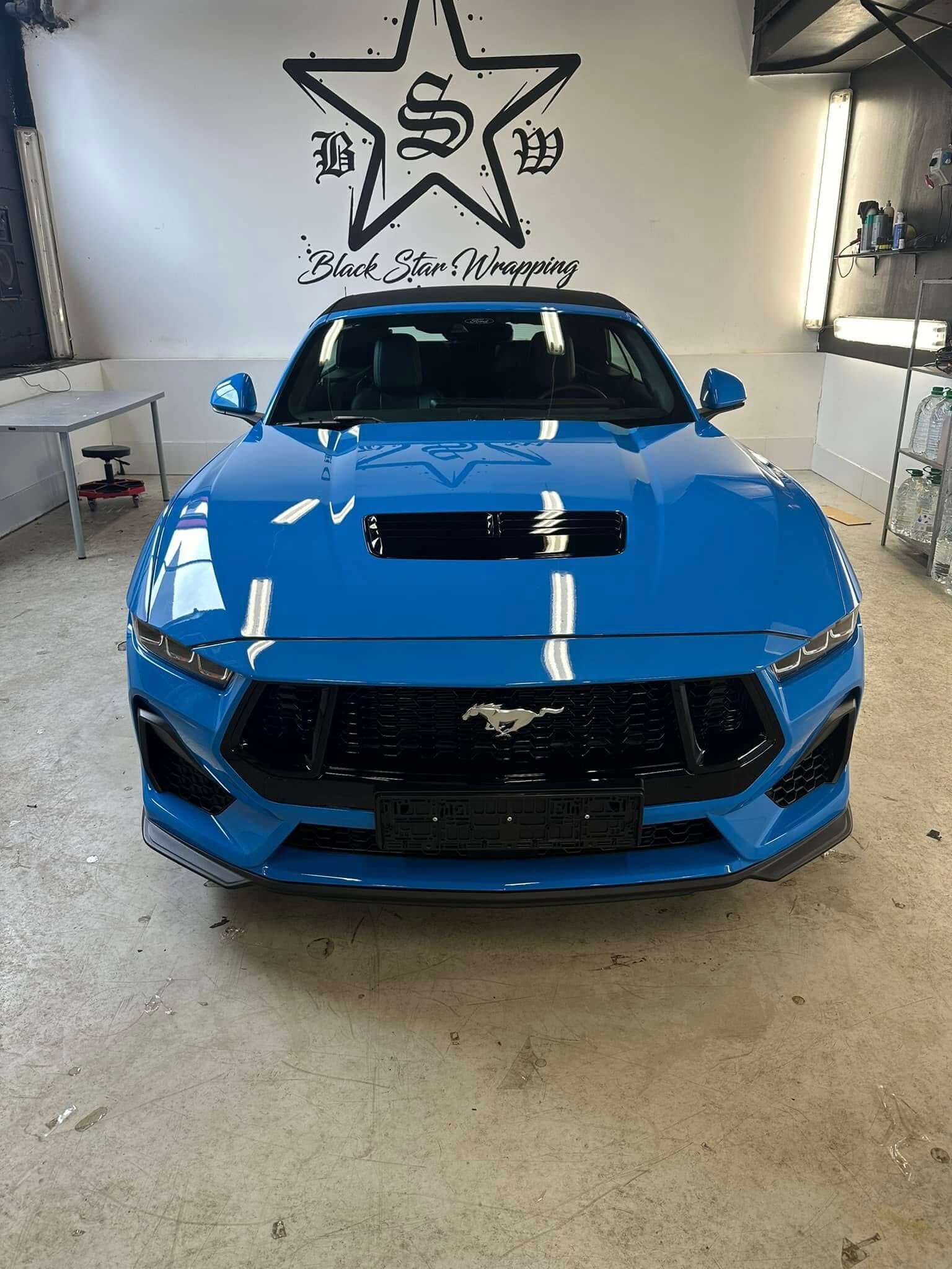 Ford Mustang w niebieskim lakierze zabezpieczony bezbarwną folią PPF na całym aucie