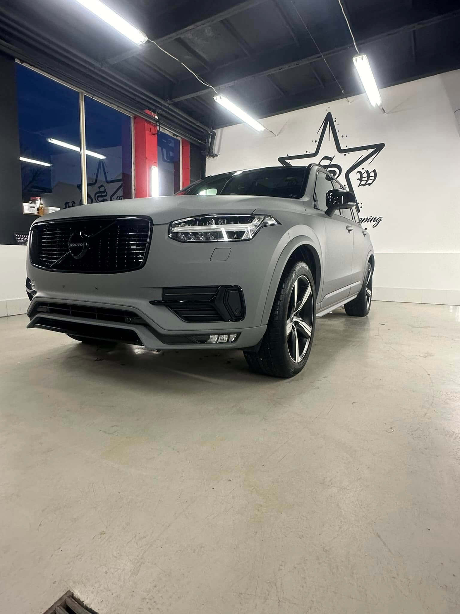 Volvo XC90 w kolorze Matt Grey, chromy i dach w czarnym połysku